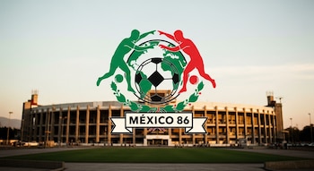 Logotipo del Mundial México 86, con dos siluetas de futbolistas verdes y rojas alrededor de un balón y un mapa, superpuesto sobre un estadio.