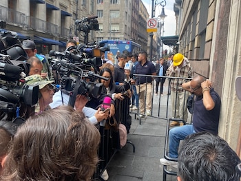 Medios de comunicación aguardan al