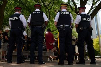 La alcaldesa de Toronto, Olivia Chow, acompañada por agentes de policía, habla con los medios de comunicación tras efectuarse un disparo contra el Consulado de Estados Unidos en Toronto, el lunes 27 de julio de 2026 (Sammy Kogan/The Canadian Press vía AP)