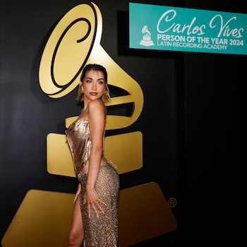 Vestido dorado metálico y maquillaje