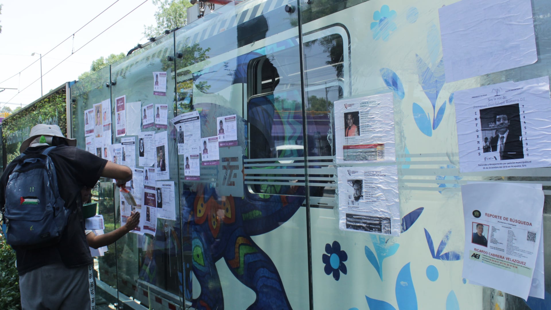 Pega de fichas de personas desaparecidas en el Tren Ligero. (Crédito: Luz Coello/Infobae México)