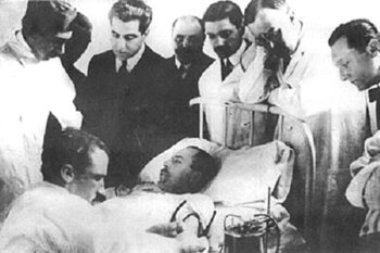 Un hito en la ciencia médica: Agote, formado en el país, realizando una transfusión en presencia de autoridades y catedráticos