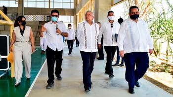 Mendoza Davis junto a López