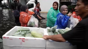 Una calle inundada de Bangkok se convierte en un mercado flotante