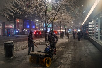 Trabajadores despejan las aceras y