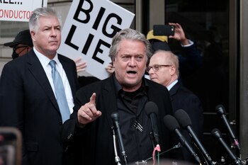 La defensa de Bannon considera que se trata de acusaciones impulsadas por motivaciones políticas y aseguró que seguirá apelando a la Justicia (REUTERS)