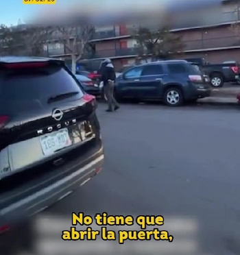 Con un megáfono en mano,