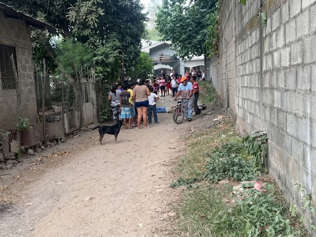 Los cuerpos quedaron tendidos en una calle de tierra mientras llegaban las autoridades. La identidad de las víctimas no había sido confirmada al cierre de esta edición. (Foto: Cortesía)