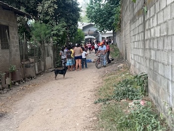 Los cuerpos quedaron tendidos en una calle de tierra mientras llegaban las autoridades. La identidad de las víctimas no había sido confirmada al cierre de esta edición. (Foto: Cortesía)