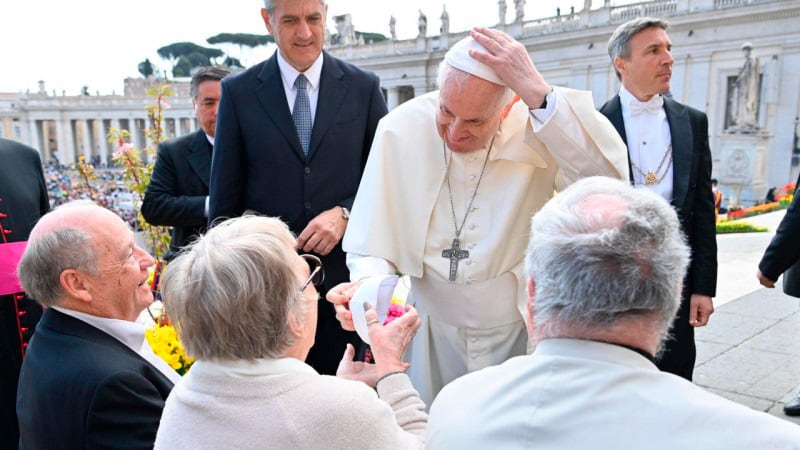 El Papa Francisco saluda a varias personas mayores presentes en una de sus audiencias en Plaza de San Pedro