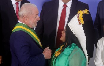 El presidente de Brasil, Luiz Inacio Lula da Silva, habla con Sonia Guajajara tras posar para una foto oficial con los miembros de su gabinete en el Palacio de Planalto, en Brasilia, Brasil, 1 de enero de 2023. REUTERS/Ricardo Moraes