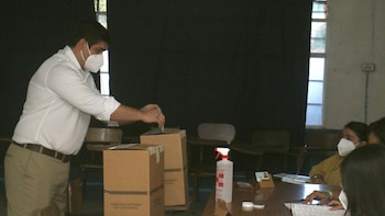 Abren los centros de votación