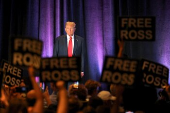 Los militantes libertarios levantaron los carteles a favor de Ross Ulbricht cuando Trump prometió que llegaba a la Casa Blanca y conmutaba su pena