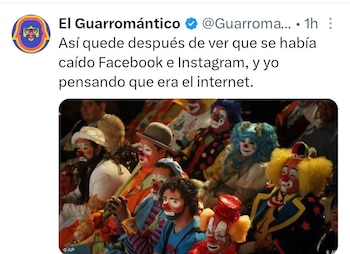 Numerosos payasos con diferentes peinados, sombreros, vestuarios y maquillaje facial, sentados y observando con una aparente expresión de tristeza o seriedad