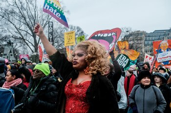 También flamearon banderas LGTBQ en
