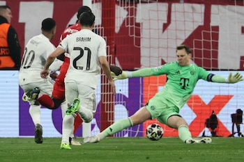 Kylian Mbappe marcando uno de los tres goles del Real Madrid en la vuelta de los cuartos de Champions League - crédito RONALD WITTEK/EFE/EPA