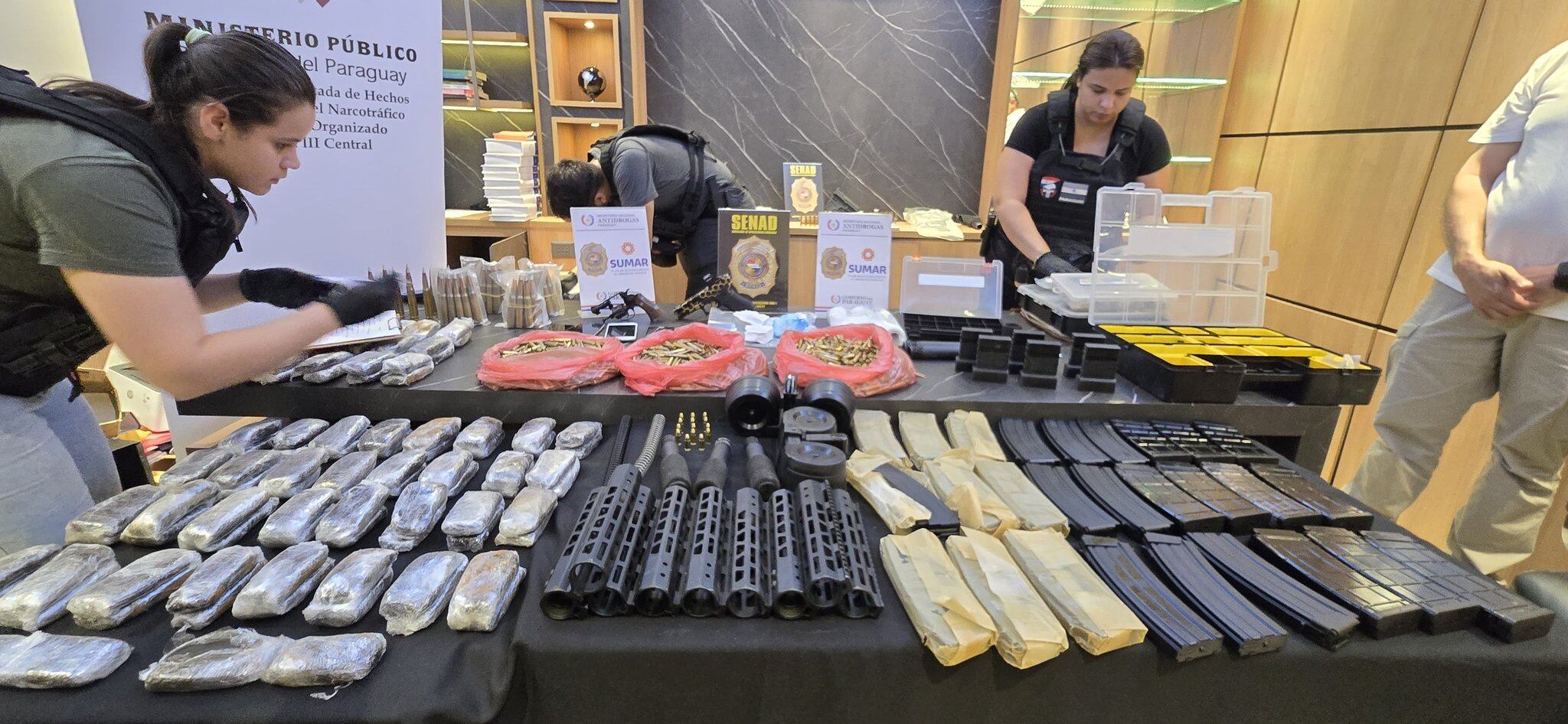 La SENAD describió el operativo como “un golpe estratégico a una red que actuaba como enlace directo para el abastecimiento de grupos criminales brasileños” (SENAD vía X)