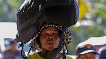 Una migrante en plena caminata