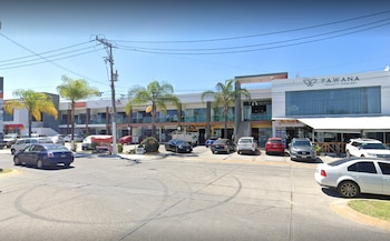 La plaza comercial continúa operando