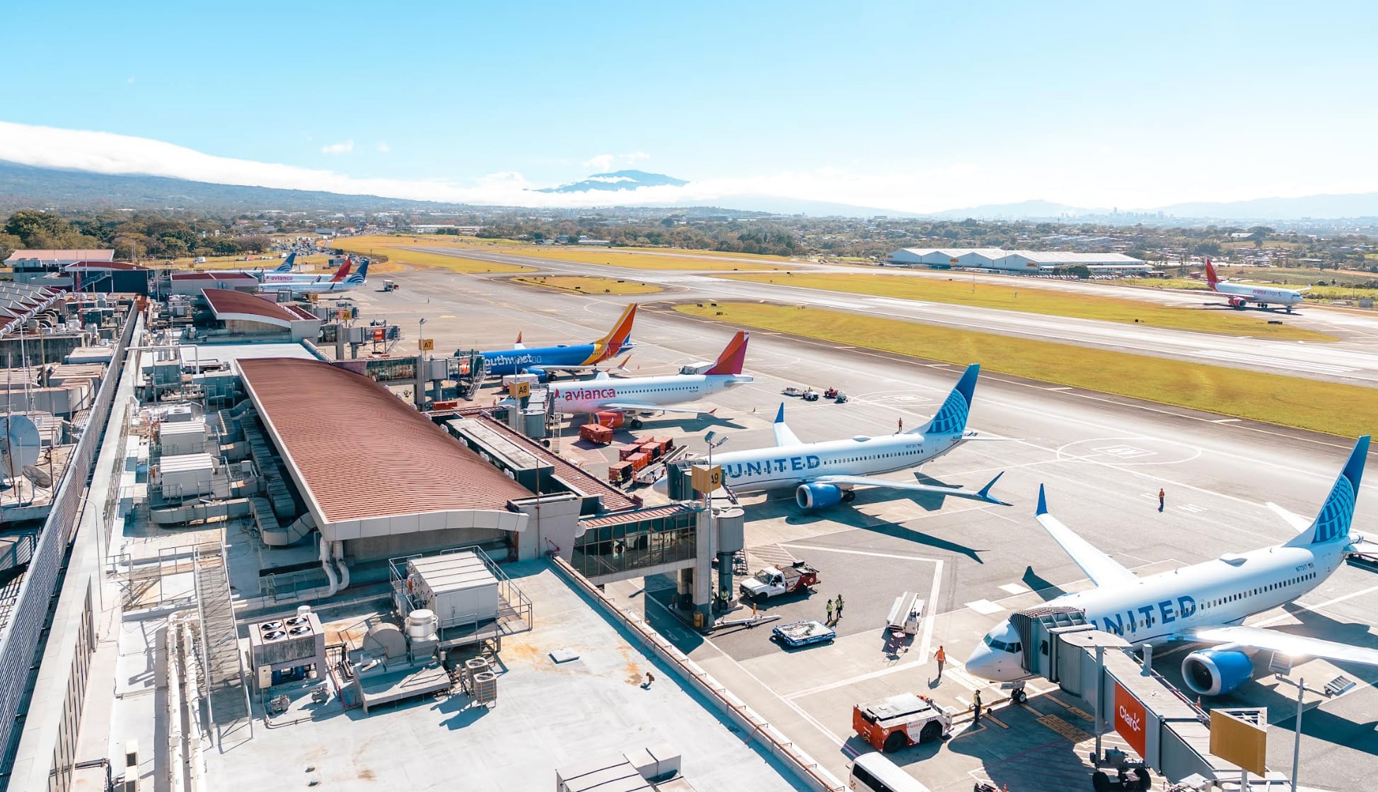Cerca de 500 colaboradores de AERIS y otras organizaciones aeroportuarias participaron durante 2025 en capacitaciones enfocadas en la experiencia del pasajero. Cortesía: AERIS