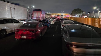 Bloqueo total en la autopista México-Puebla: repartidores exigen justicia por chofer de aplicación herido en Valle de Chalco
