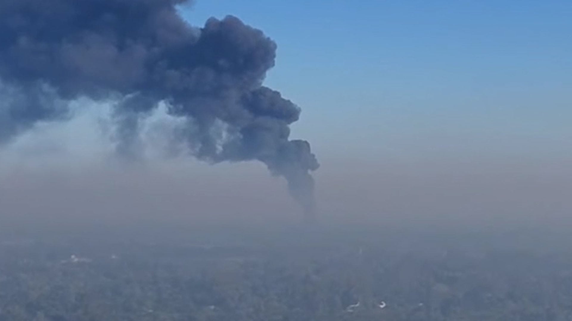 La estela de humo negro se divisa desde varios kilómetros (Captura de video)