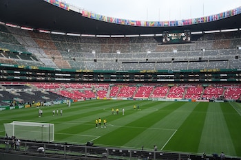 El Coloso de Santa Úrsula se adaptó a los estándares de la FIFA con césped híbrido recién cortado para recibir el partido inaugural México vs Sudáfrica.(AP Foto/Eduardo Verdugo)