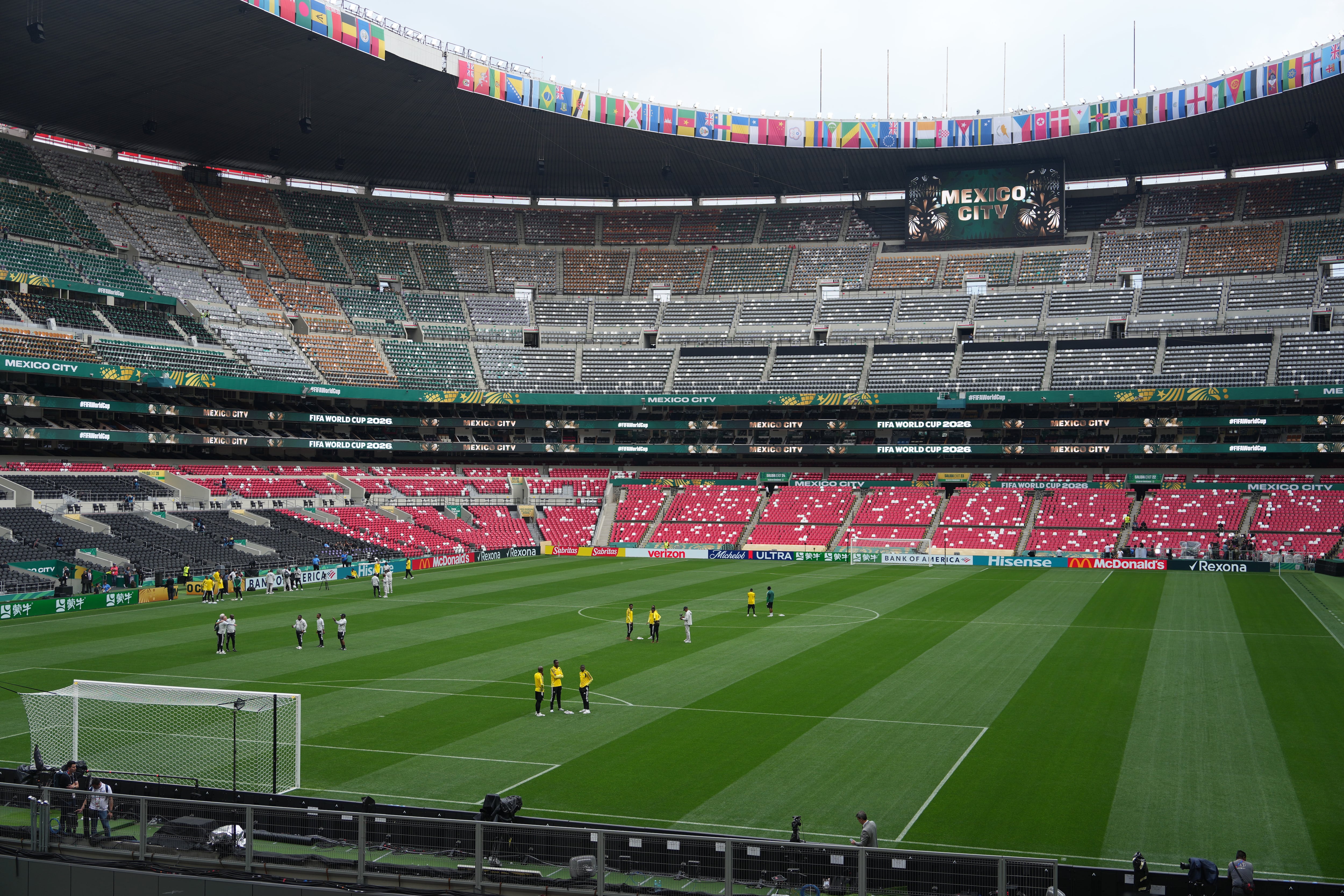 El Coloso de Santa Úrsula se adaptó a los estándares de la FIFA con césped híbrido recién cortado para recibir el partido inaugural México vs Sudáfrica.(AP Foto/Eduardo Verdugo)