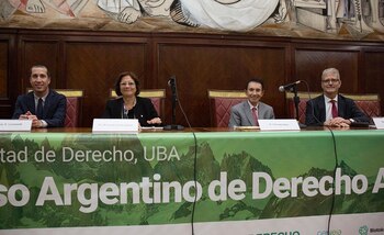 En el centro, María del