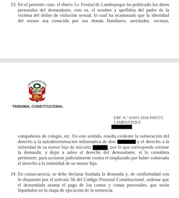 Texto de un documento oficial con el escudo de Perú, el logotipo del Tribunal Constitucional y datos tachados con rectángulos negros