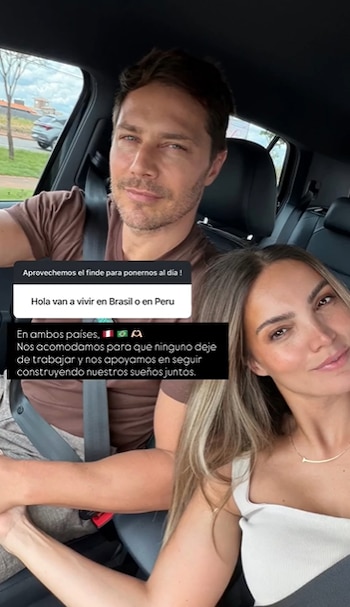 Una pareja se toma una fotografía dentro de un automóvil mientras un cuadro de texto superpuesto contiene una pregunta y una respuesta