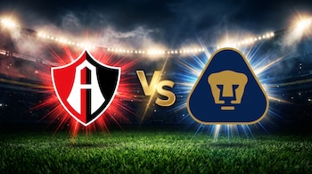 Los escudos del Club Atlas y los Pumas de la UNAM flanquean las letras VS en dorado sobre una cancha de fútbol iluminada.