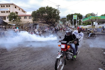 Un motociclista trata de evadir