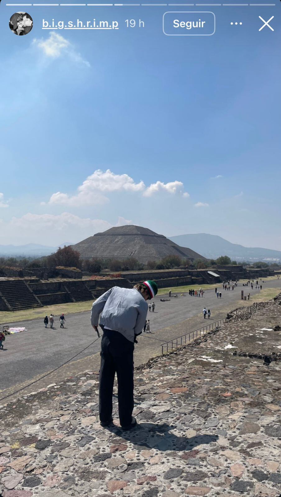 El líder de Djo recorrió Teotihuacán y mostró su interés por la cultura mexicana al portar un sombrero tricolor. (Instagram/ @b.i.g.s.h.r.i.m.p)
