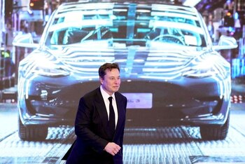 Elon Musk camina junto a