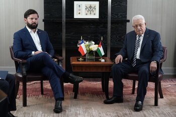 El mandatario chileno Gabriel Boric y el presidente de la Autoridad Nacional Palestina, Mahmud Abbas, durante su reunión en Nueva York. EFE/ Presidencia de Chile