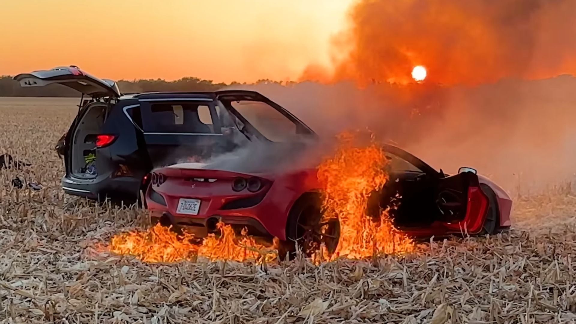 El video de la destrucción del Ferrari supera las 16 millones de reproducciones y genera críticas por el riesgo ambiental y la irresponsabilidad (Captura de video / Youtube: WhistlinDiesel)