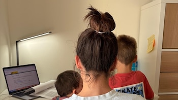 De gerente en una empresa a renunciar para conciliar, la realidad del 40% de las madres en España: “Me sentí invisible”