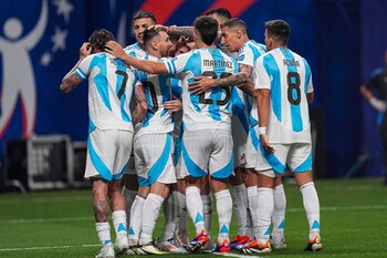 Argentina venció 2-0 a Canadá