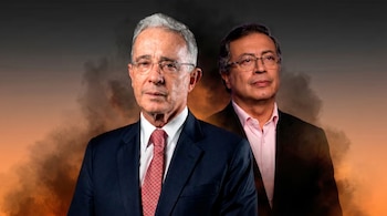 Álvaro Uribe Vélez en primer plano, con traje oscuro y corbata roja. Detrás, Gustavo Petro con traje y camisa rosa, sobre un fondo oscuro con humo.