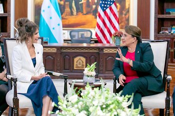 Kristi Noem con la presidenta