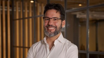 Tiene de clientes a la