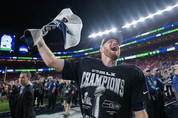 ARCHIVO - Foto del 8 de febrero del 2026, el quarterback de los Seahawks de Seattle Sam Darnold celebra su victoria en el Super Bowl 60. (AP Foto/Matt Slocum, Archivo)