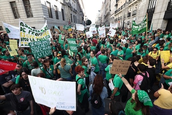 El profesorado de la educación pública de la Comunidad de Madrid ha iniciado hoy una huelga indefinida para reclamar más recursos y mejores condiciones laborales convocada por los sindicatos CCOO, CGT, CNT, Solidaridad Obrera, STEM y UGT, así como por las plataformas docentes Educación Especial Digna, Menos Lectivas y Queremos FP. Entre sus principales reivindicaciones figura la recuperación de un máximo de 17 periodos lectivos semanales en Educación Secundaria y Formación Profesional y de 22 en Primaria, y la reducción de los ratios a 13 en Infantil, 15 en Primaria, 20 en Secundaria, 23 en Bachillerato y 15 en FP