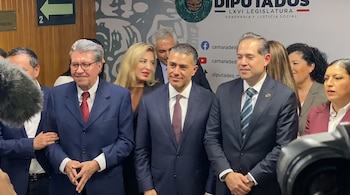 El secretario recibió una serenata al terminar su comparecencia.