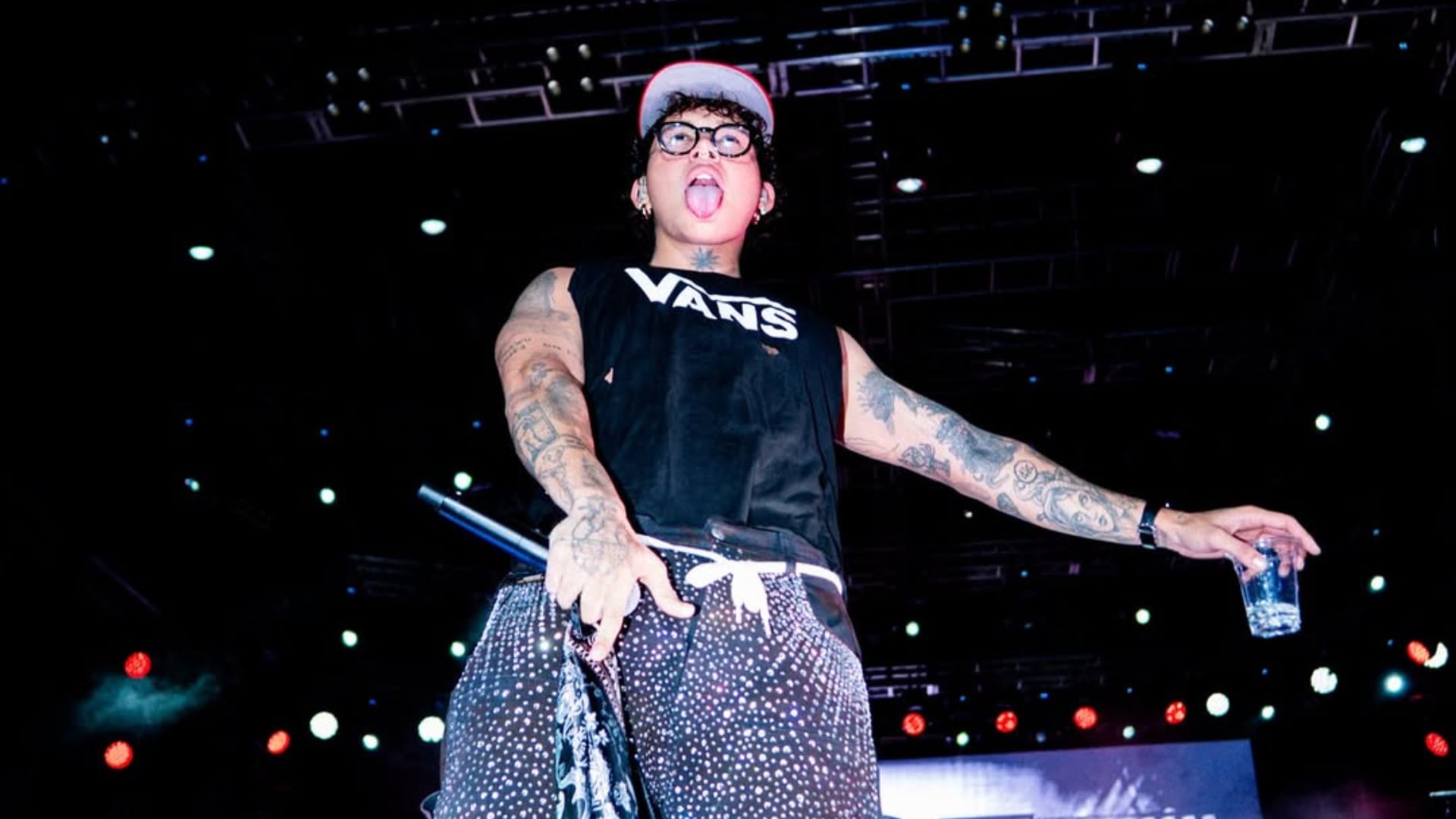 Beéle anunció un nuevo álbum en su primera fecha en el Movistar Arena de Bogotá. El cantante estuvo acompañado en el escenario por dos invitados especiales - crédito @beele / Instagram