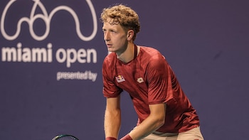 Martin Landaluce ya copia el repertorio de golpes de Alcaraz tras varios días entrando con él en las pistas de Murcia