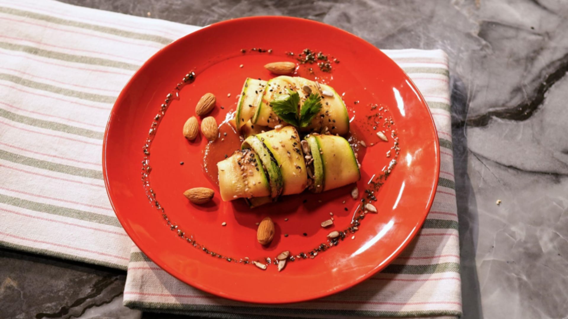 El prensado firme de las láminas de zucchini solapadas antes de enrollar garantiza que el canelón mantenga la forma y no se abra al momento de servir (Flora Producciones)