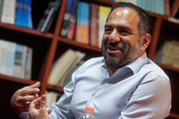 Manuel Guerrero Aviña habla durante