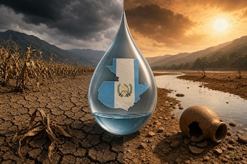 Una gota transparente con el mapa de Guatemala sobre tierra seca y agrietada, cultivos marchitos y una vasija de barro rota.